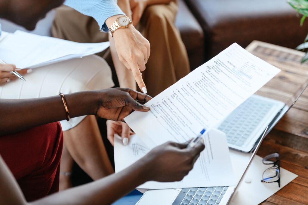Qué debe incluir un contrato de factoring — cláusulas clave